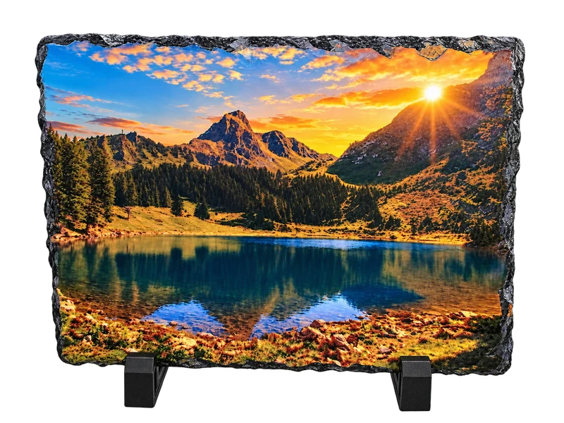 Schiefer-Fotoplatte mit Bergsee im Sonnenlicht